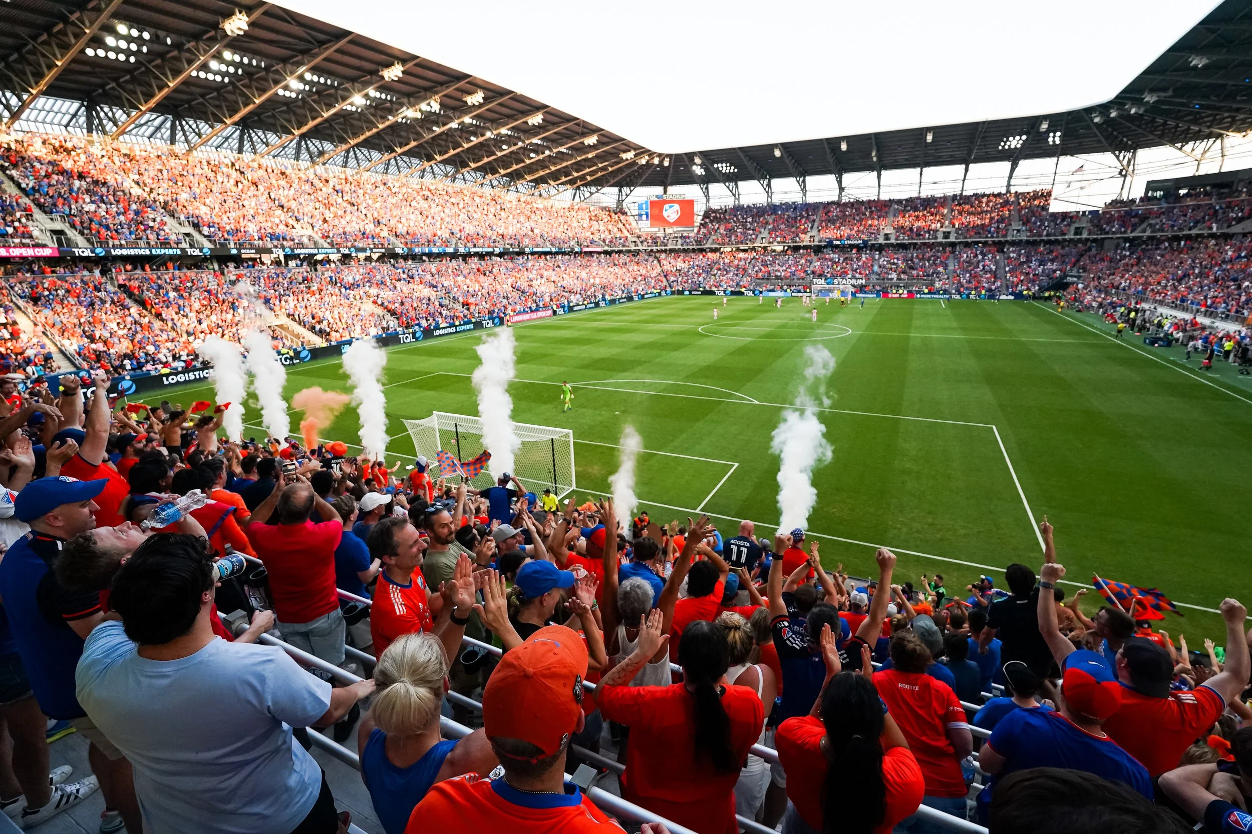 足球赛事现场球迷观赛氛围